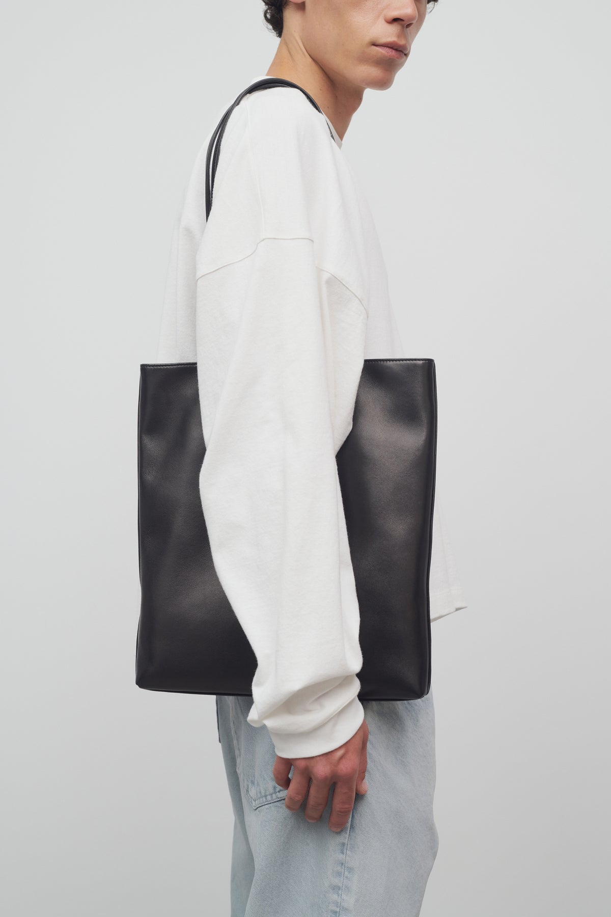 Flat Tote in Leather